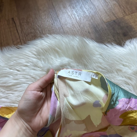 ASTR Dana Mini Skirt In Floral Satin - Picture 5 of 6